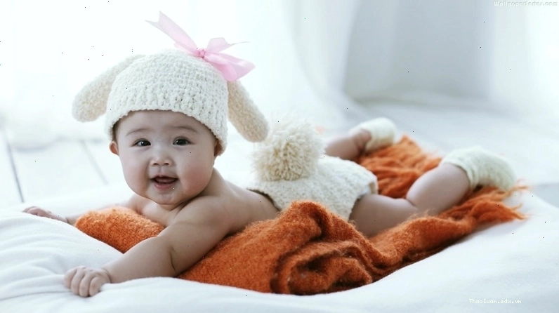 Ảnh bé trai đẹp với đôi mắt to tròn và làn da trắng hồng