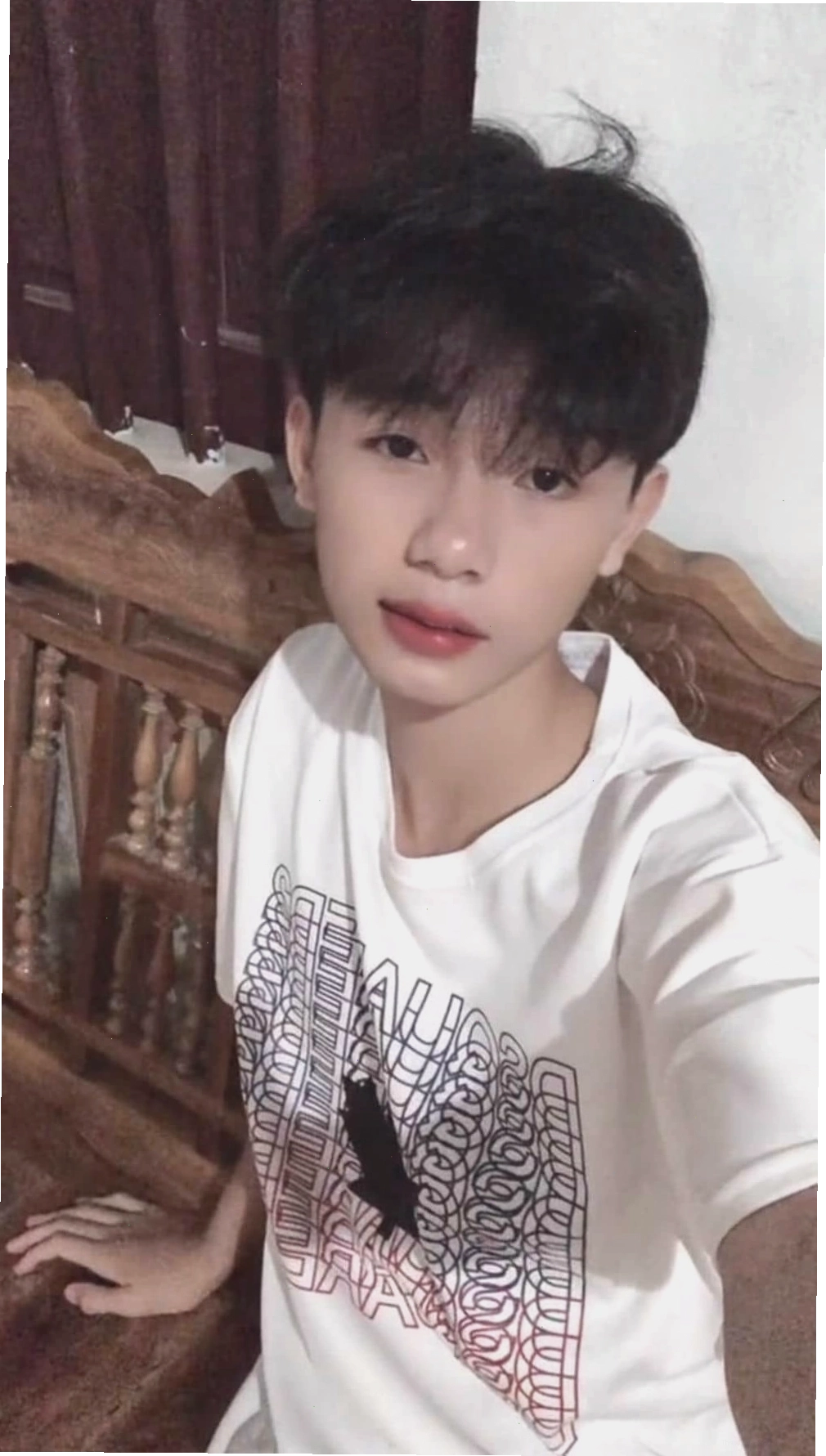 Ảnh chân dung tập trung khoe đường nét gương mặt trai đẹp 2k9