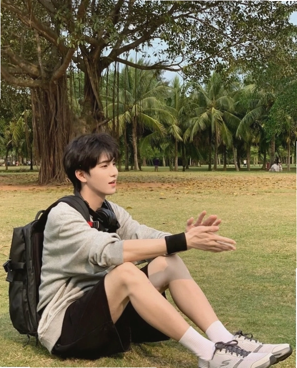 Ảnh trai đẹp K11 chụp trước gương