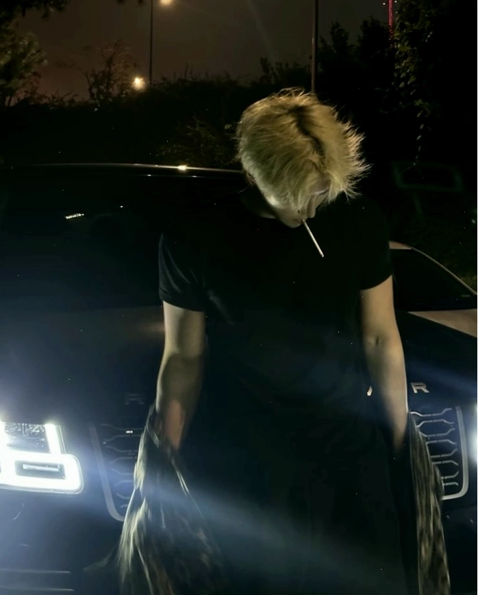 Ảnh trai đẹp Trung Quốc che mặt với phong thái ngầu lòi