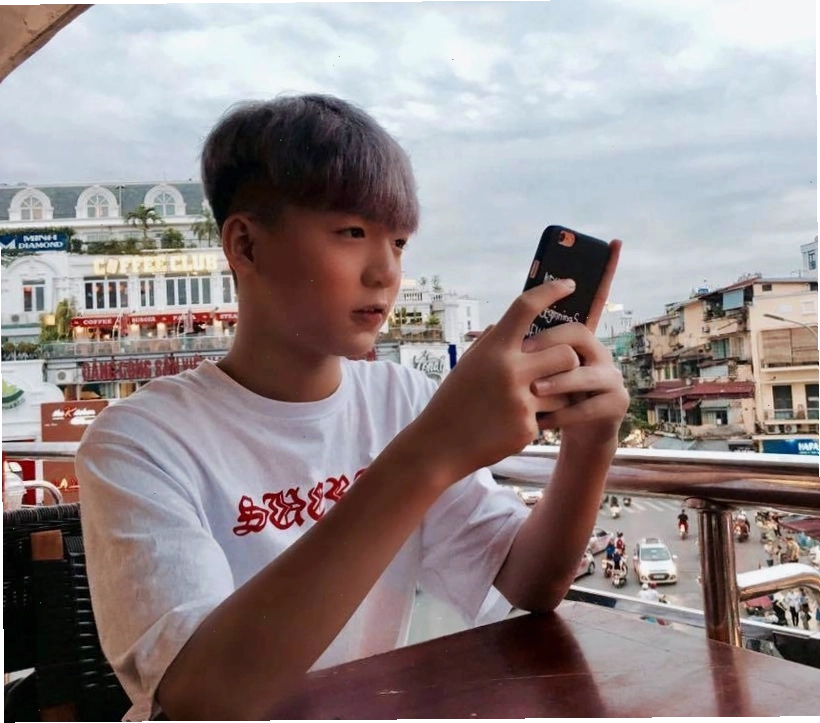 Ảnh trai đẹp Việt Nam với trang phục sơ mi thanh lịch