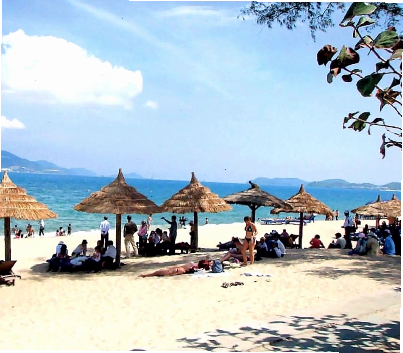 Bãi biển Bãi Cháy với cảnh quan nhộn nhịp và các dịch vụ giải trí
