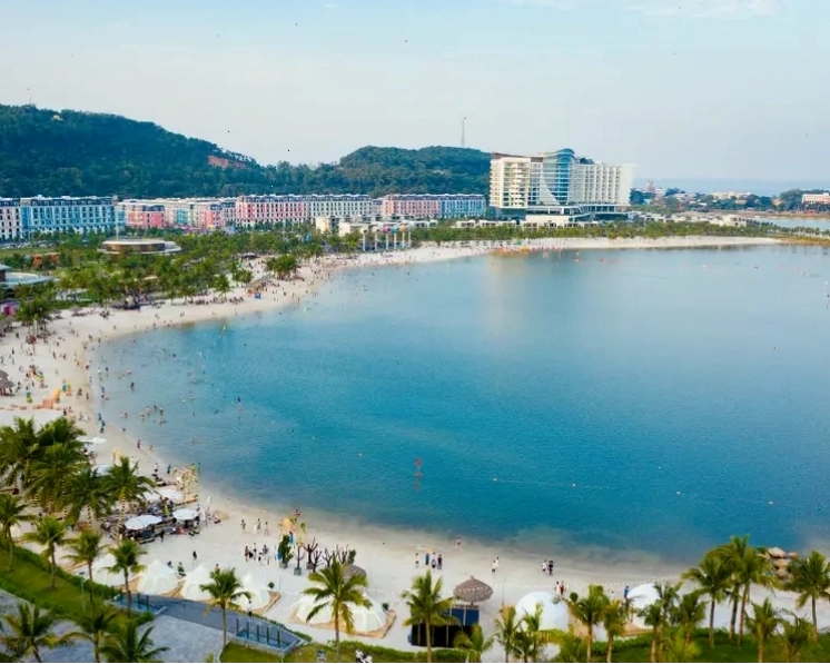 Bãi biển Cát Cò trên đảo Cát Bà, Hải Phòng