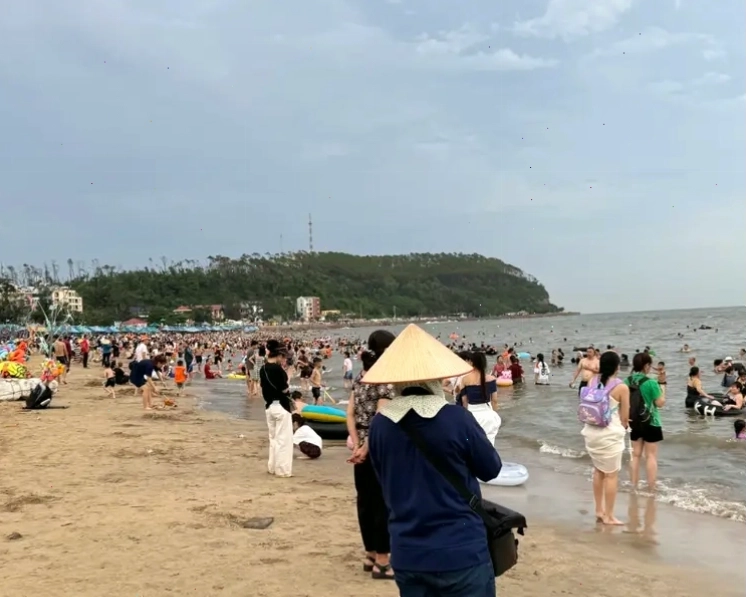 Bãi biển Đồ Sơn Hải Phòng với bờ cát vàng và không khí nhộn nhịp