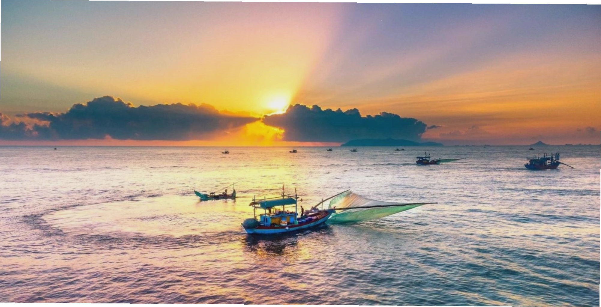 Bãi biển Hải Hòa với cảnh quan thơ mộng