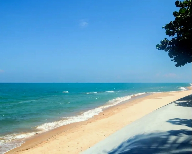 Bãi biển Hồ Tràm với bờ cát trắng mịn và làn nước trong xanh