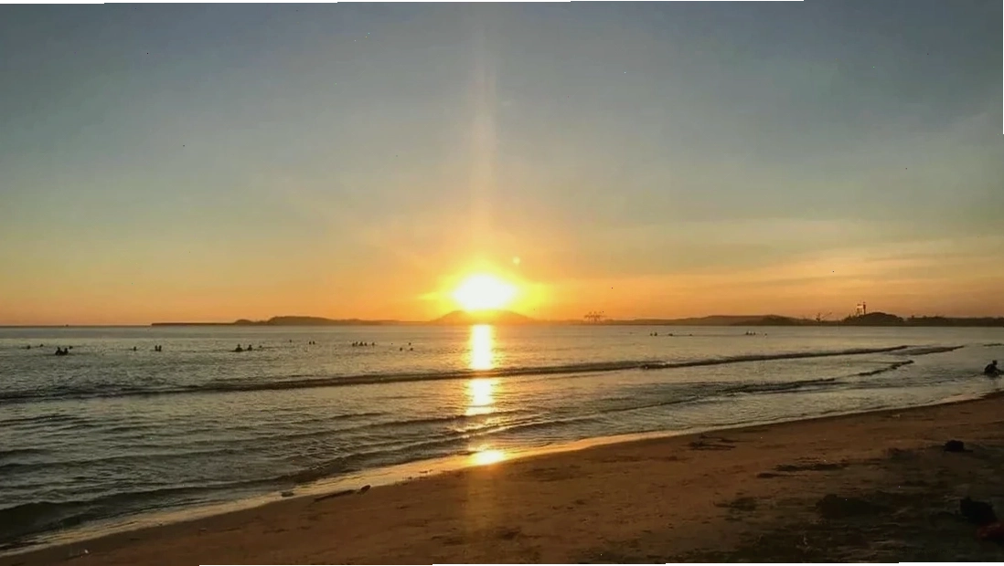 Bãi biển Khe Hai Quảng Ngãi với bờ cát dài và làn nước xanh trong