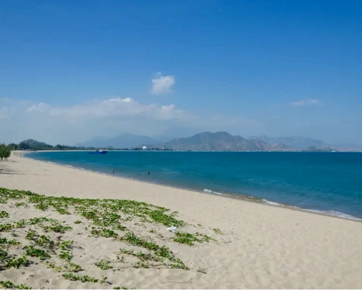 Bãi biển Minh Châu trên đảo Quan Lạn, Quảng Ninh