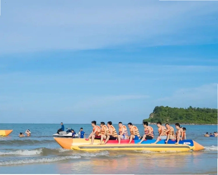 Bãi biển Minh Châu Vân Đồn với bãi cát trắng mịn và nước biển trong xanh