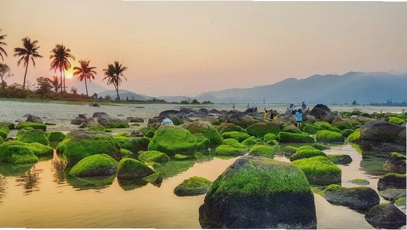 Bãi biển Nam Ô nhìn từ xa với những rặng đá và bờ cát