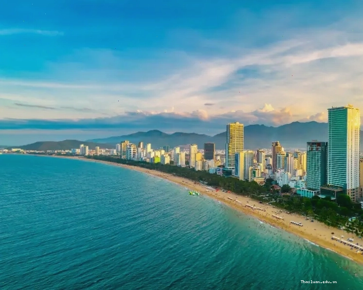 Bãi biển Nha Trang thơ mộng với bờ cát trắng trải dài