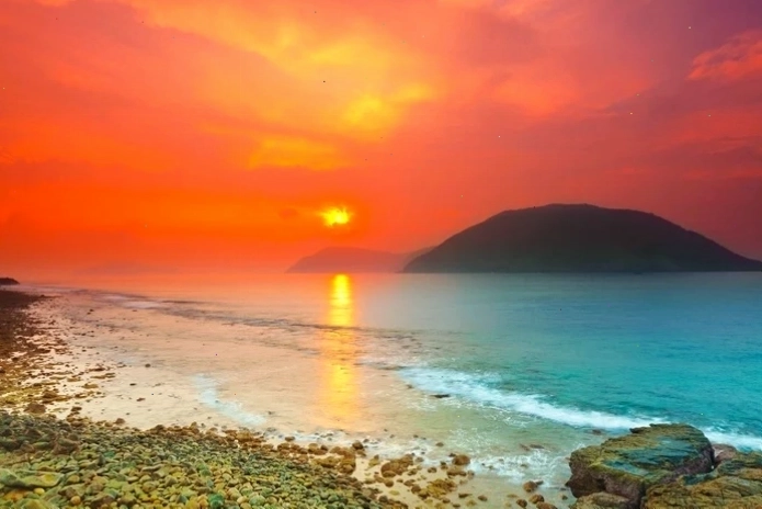 Bãi biển Nha Trang với làn nước trong xanh và các đảo nhỏ