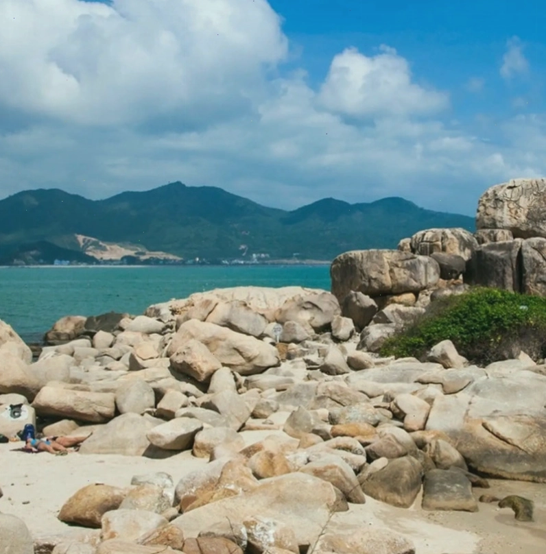 Bãi biển Nhũ Tiên với bờ cát trắng và làn nước trong xanh
