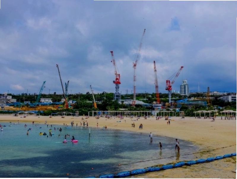 Bãi biển Shirahama với cát trắng mịn và nước biển trong xanh