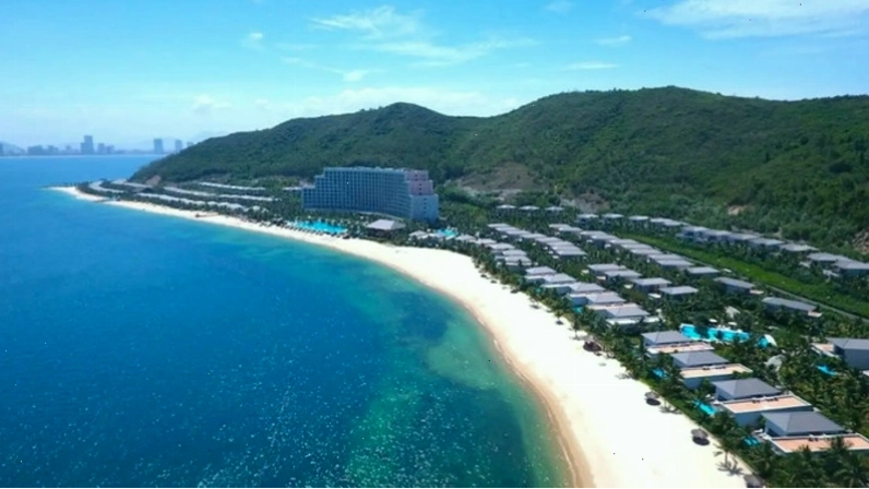 Bãi biển Sơn Đừng hoang sơ với bờ cát trắng mịn và làn nước trong xanh