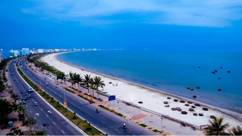 Bãi biển Thanh Bình với làn nước trong xanh, êm đềm