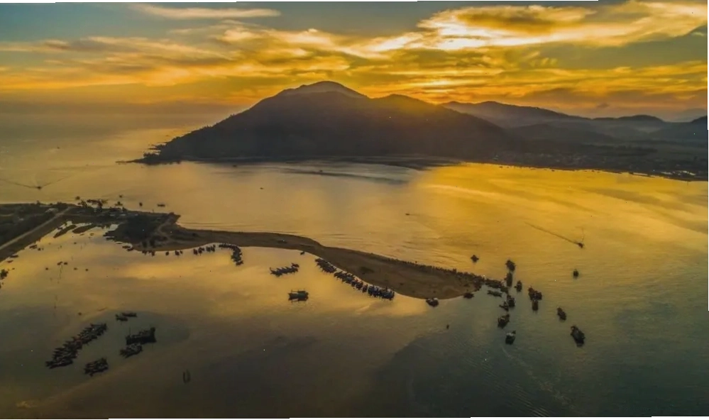 Bãi biển Thiên Cầm Hà Tĩnh với núi non bao quanh