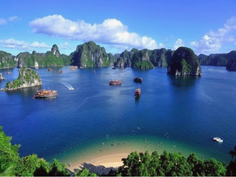 Bãi biển Ti Tốp và tầm nhìn toàn cảnh Vịnh Hạ Long từ đỉnh núi