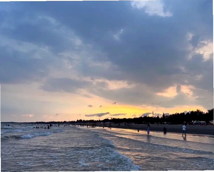 Bãi biển Trà Cổ Móng Cái với bờ cát trắng dài và nước biển trong xanh