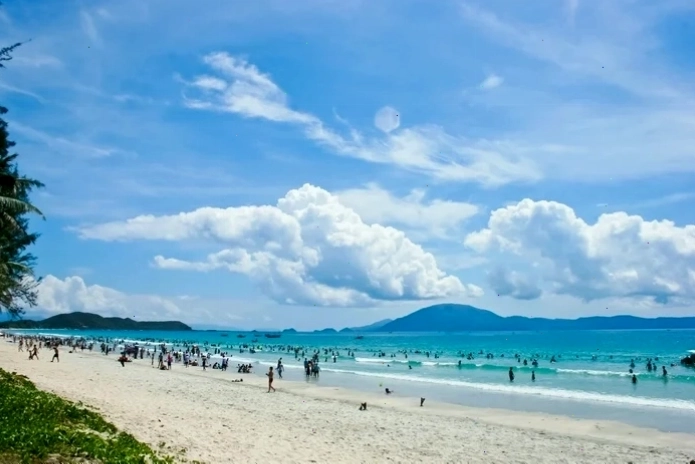 Bãi biển Trà Cổ Quảng Ninh với bờ cát trắng dài và nước biển xanh biếc
