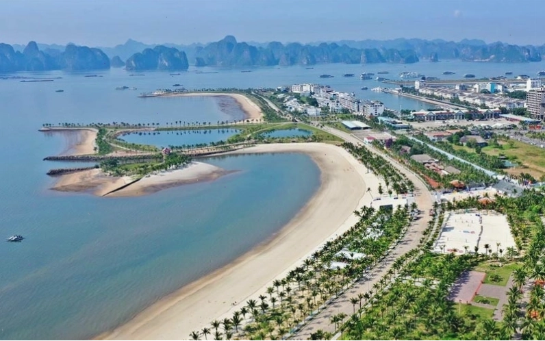 Bãi biển Tuần Châu với bờ cát trắng và các hoạt động giải trí biển
