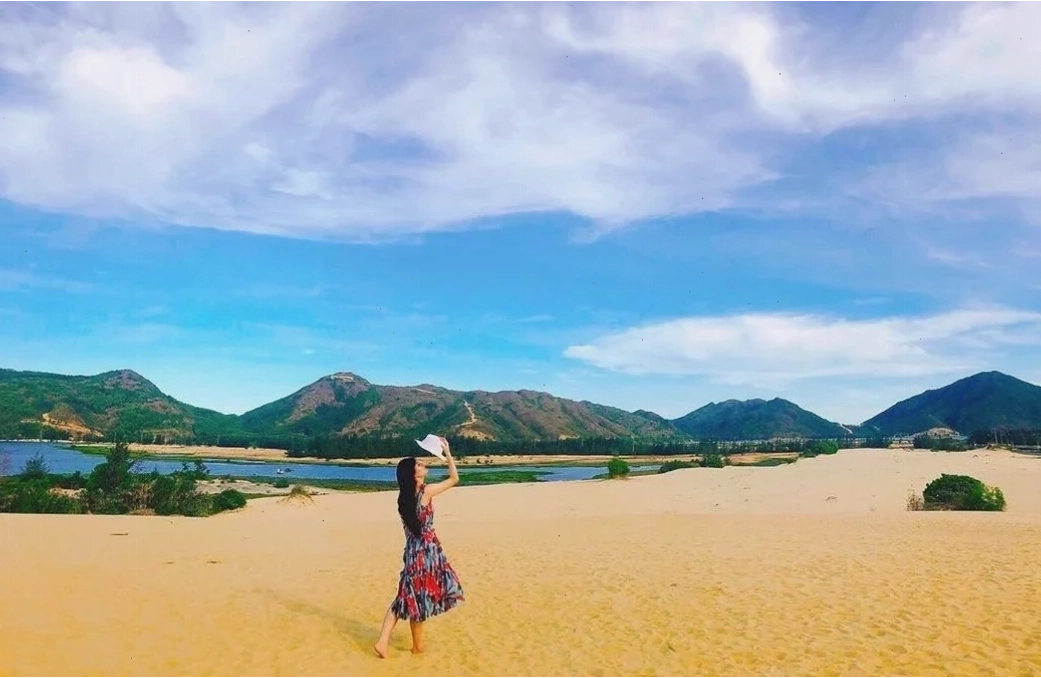 Bãi biển Vĩnh Hội yên bình và hoang sơ
