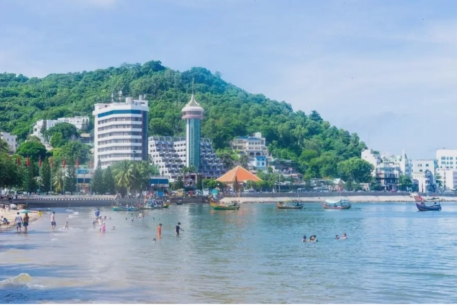 Bãi Sau Vũng Tàu đông đúc du khách vui chơi dưới biển