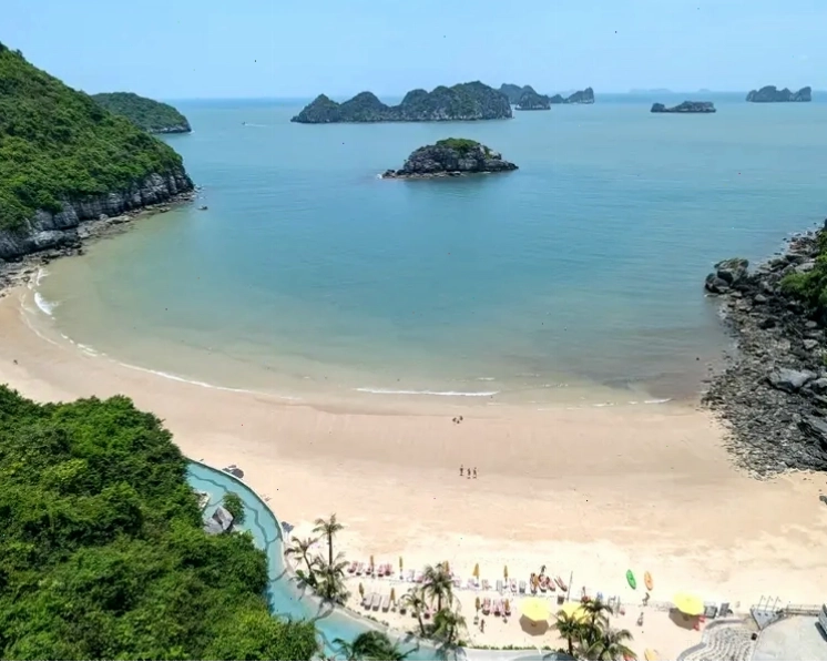 Bãi tắm Cát Cờ Vân Đồn với nước biển trong xanh và cảnh quan thiên nhiên hoang sơ
