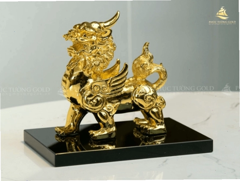Bàn làm việc gọn gàng với cây xanh giúp hóa giải tiểu nhân