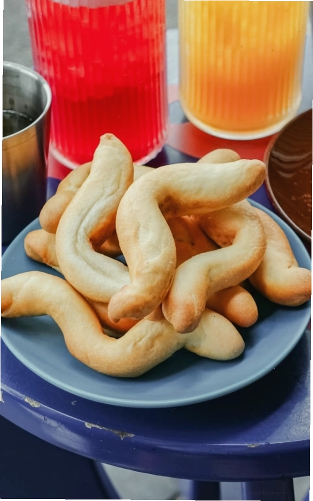 Bánh mì oằn tà là vằn là gì và nguồn gốc món ăn hot trend