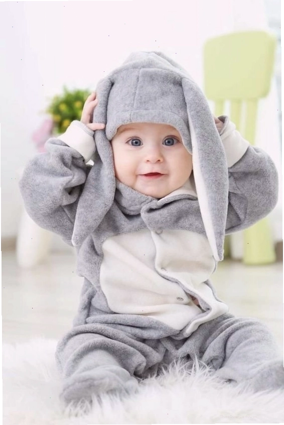 Bé sơ sinh đang mở mắt nhìn xung quanh với vẻ tò mò