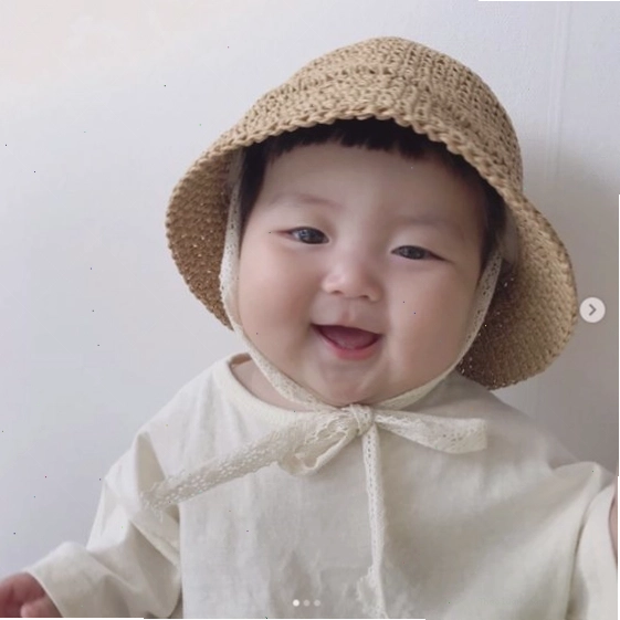 Bé trai đang chơi đùa với đồ chơi, biểu cảm cực kỳ đáng yêu