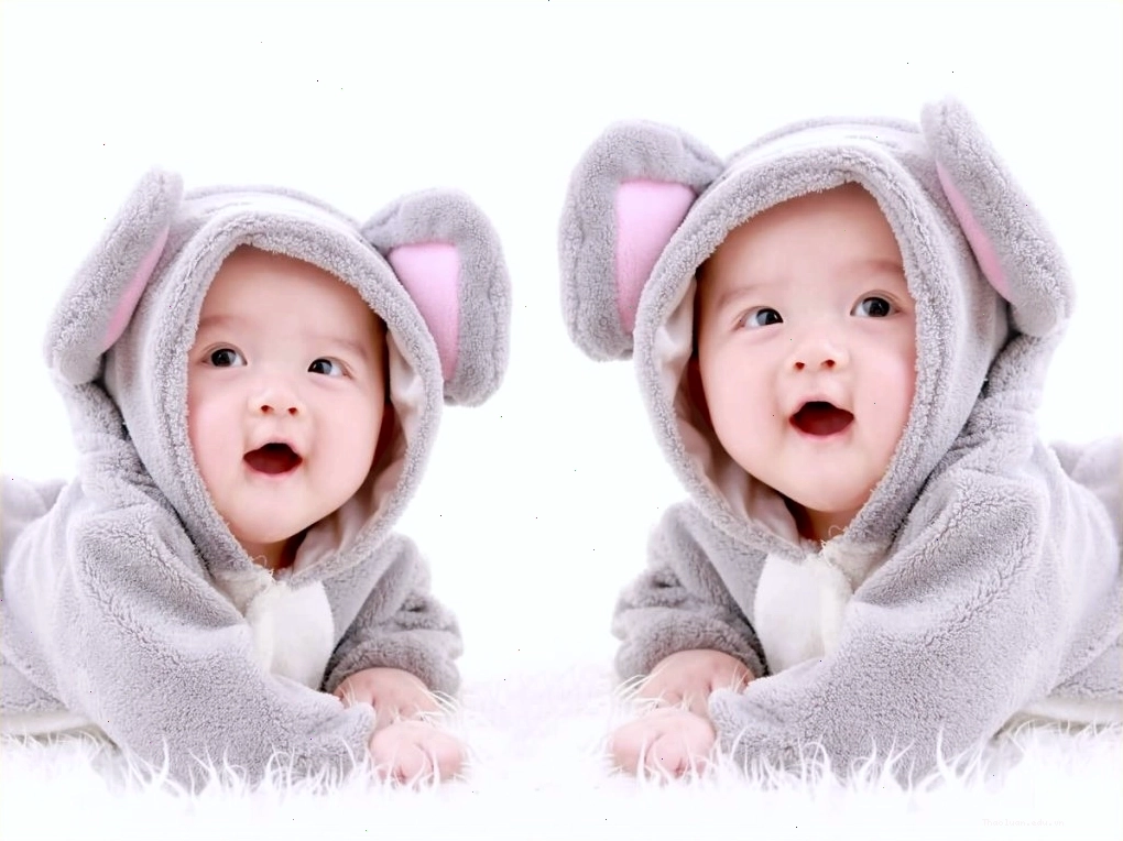 Bé trai đang ngước nhìn lên với ánh mắt tò mò
