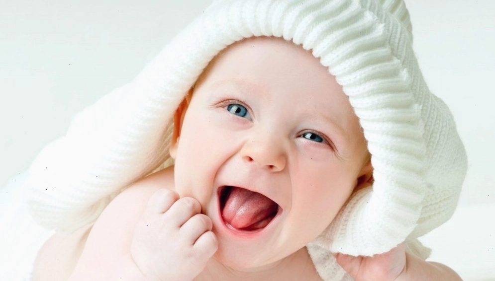 Bé trai đang tập đi, dáng vẻ chập chững đáng yêu
