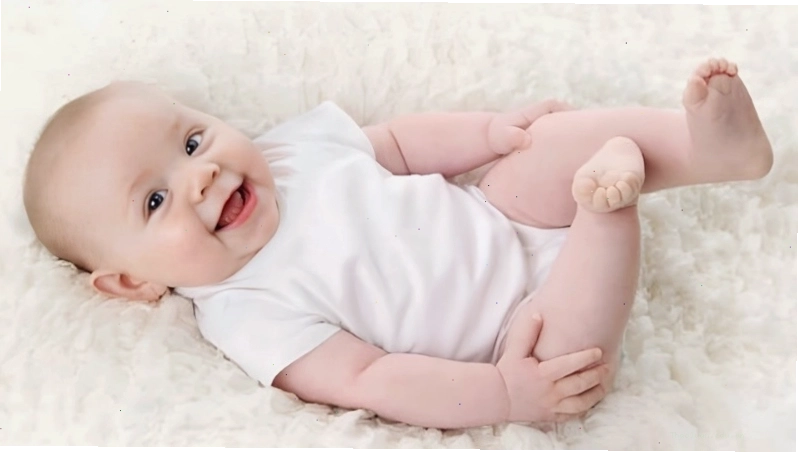 Bé trai kháu khỉnh với nụ cười tươi tắn