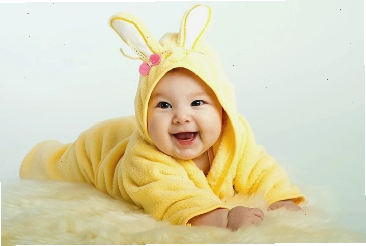 Bé trai mặc đồ vest ngộ nghĩnh, tạo dáng như người lớn