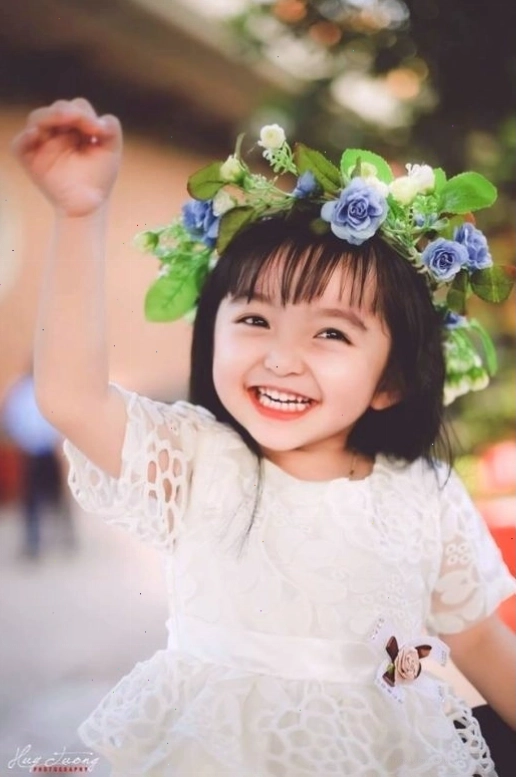 Bé trai ngồi trên xe đẩy, vẻ mặt thích thú