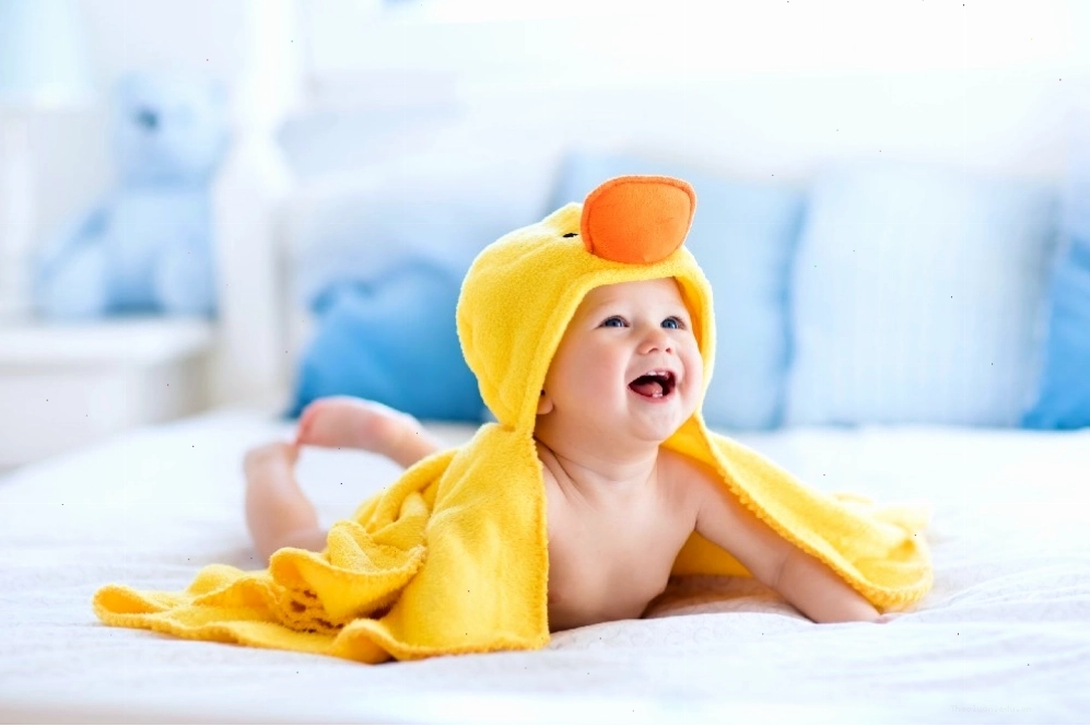 Bé trai ngồi trong lòng mẹ, vẻ mặt hạnh phúc
