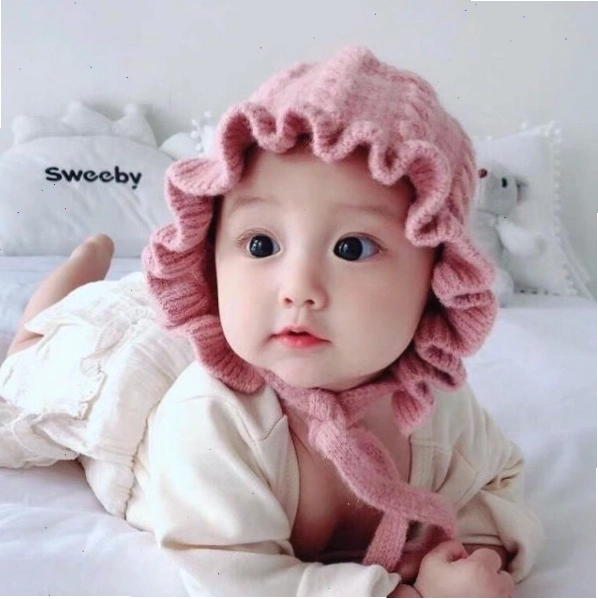 Bé trai với mái tóc xoăn dễ thương, đang nhìn xa xăm