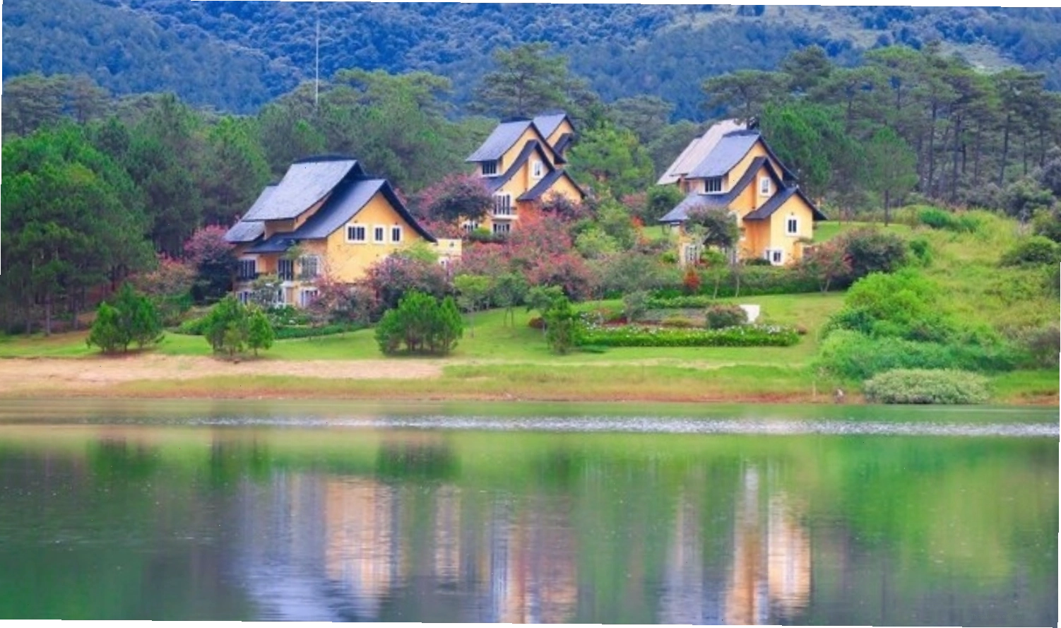 Bên bờ sông là những ngôi nhà trên đồi núi, tạo nên khung cảnh thơ mộng