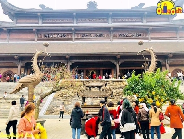 Bên trong điện Tam Thế Chùa Tam Chúc