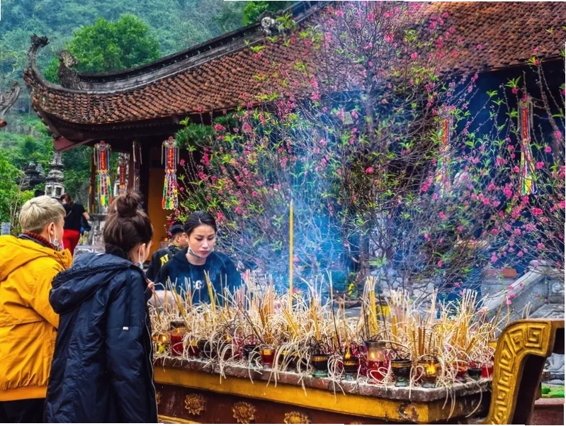 Bên trong Động Hương Tích với nhũ đá lung linh huyền ảo