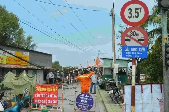 Biển cấm tổng tải trọng P.115 thường được đặt ở cầu yếu