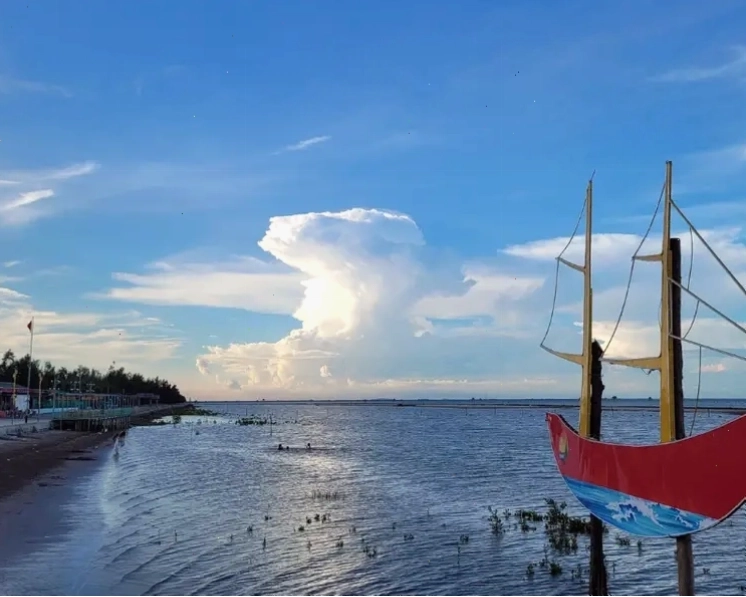 Biển Cồn Ngựa Cô Tô với bờ cát trắng mịn và nước biển trong veo