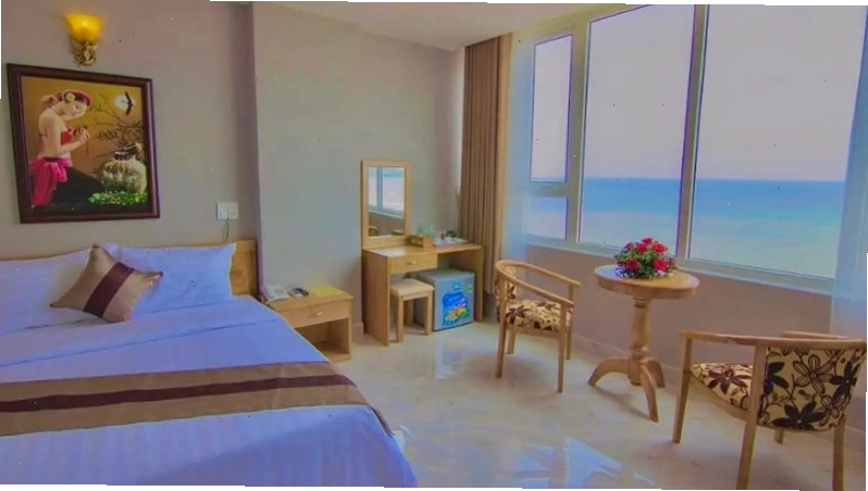 Biển hiệu và mặt tiền Ngọc Hạnh Hotel