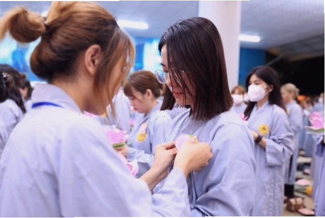 Bông hồng cài áo trong Lễ Vu lan