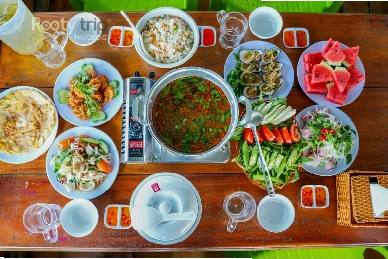 Bữa trưa hải sản tươi ngon trên nhà bè tại Rạch Vẹm