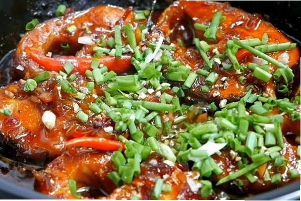 Cá kho ở lửa nhỏ cho đến khi nước xốt sánh quyện