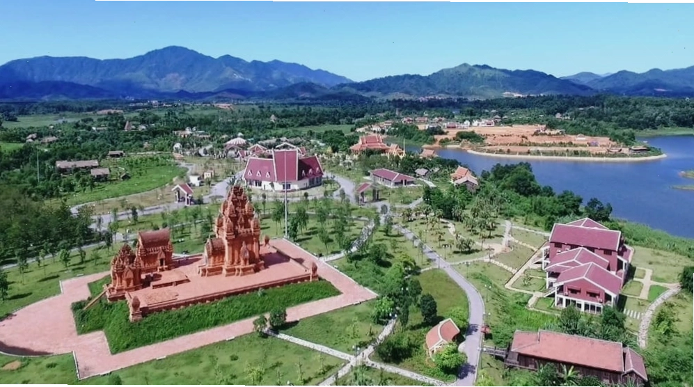 Các dân tộc Việt Nam trong trang phục truyền thống tại Làng Văn hóa Du lịch