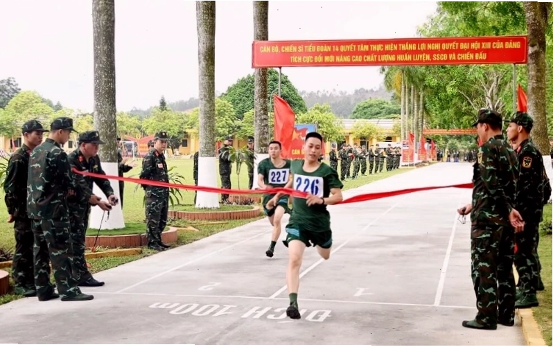 Cán bộ công an làm việc